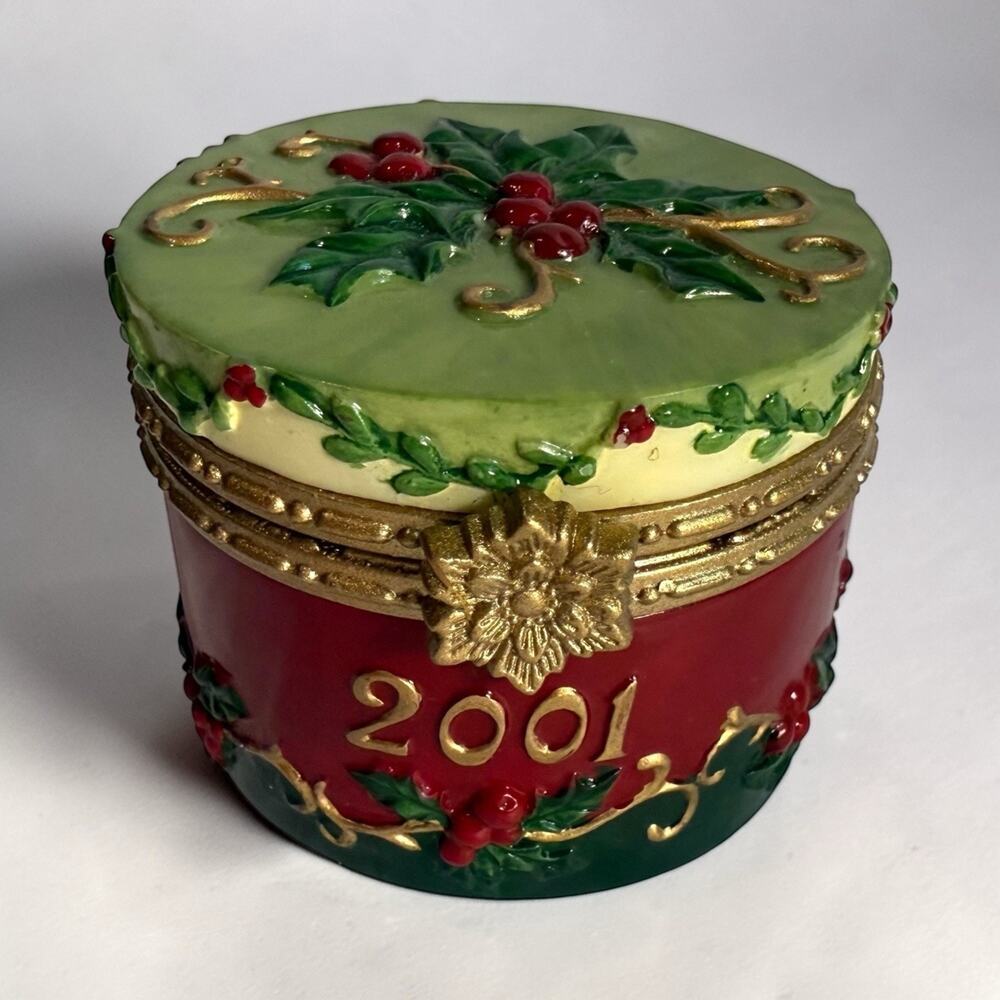 Vintage Dillard’s Christmas 2001 Hinged Round Trinket Box Holiday Holly Berries